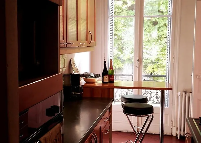 Opera-style Downtown Maison Carre Apartment Nimes